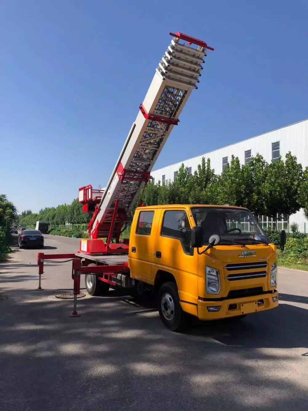 赫山附近的云梯车出租服务：轻松解决高空作业需求