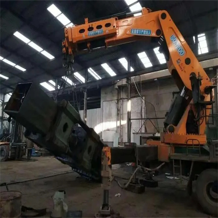 赫山130吨折臂吊车出租吊机租赁附近电话